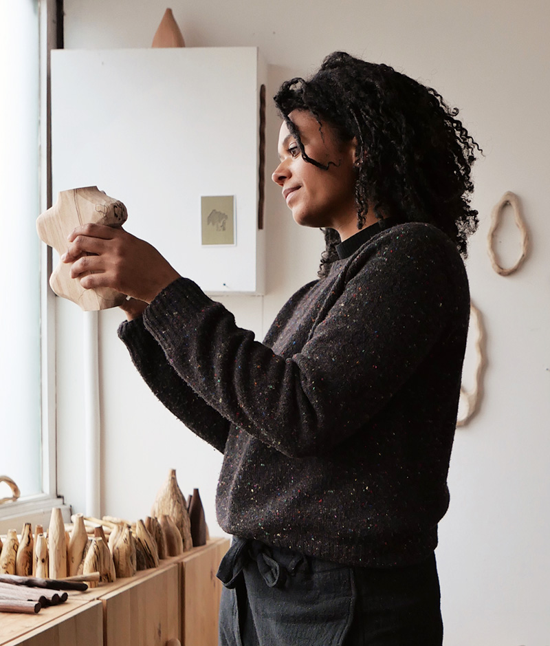  En kvinna bär på spaltrat trä